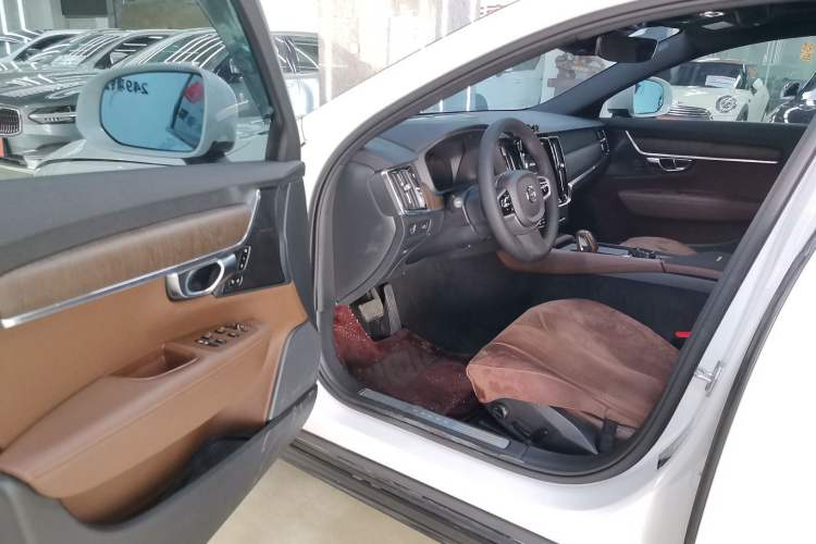 Used Volvo V90 2021 Cross Country B5 AWD Smart Range Edition Interior 2