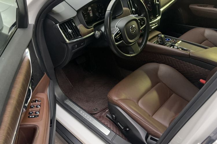 Used Volvo V90 2021 Cross Country B5 AWD Smart Range Edition Interior 2