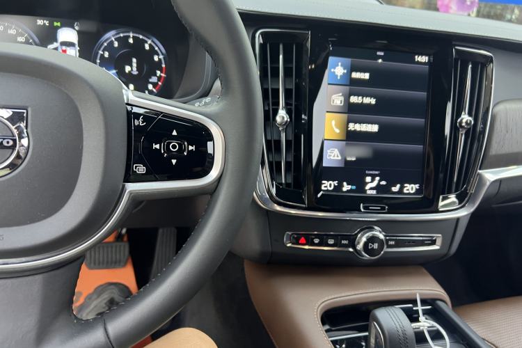 Used Volvo V90 2021 Cross Country B5 AWD Prestige Edition Interior 3
