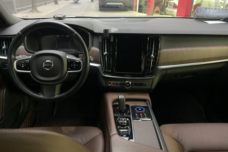 Used Volvo V90 2021 Cross Country B5 AWD Smart Range Edition Interior 3