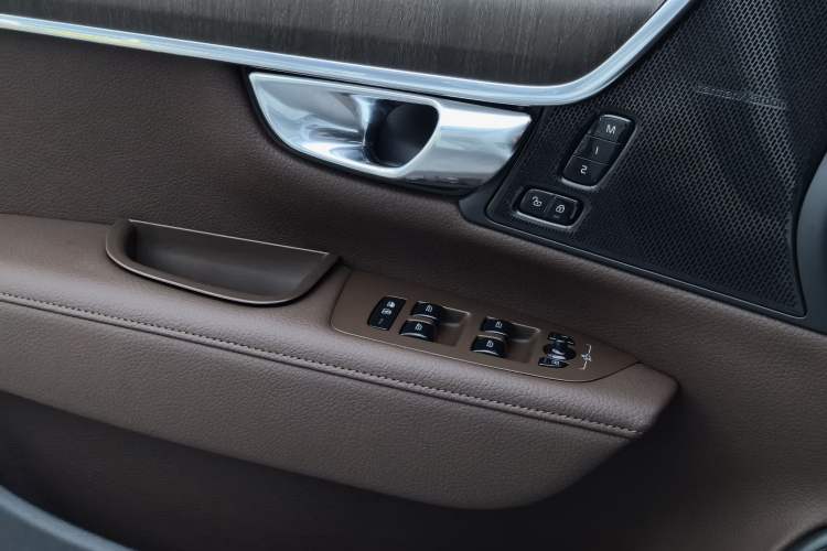 Used Volvo V90 2021 Cross Country B5 AWD Smart Range Edition Interior 3
