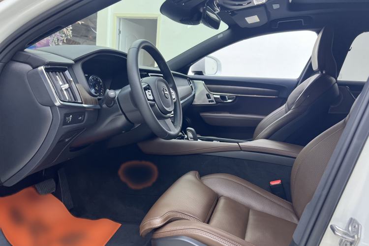 Used Volvo V90 2021 Cross Country B5 AWD Prestige Edition Interior 5