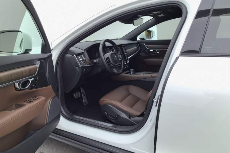 Used Volvo V90 2021 Cross Country B5 AWD Smart Range Edition Interior 5