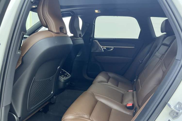 Used Volvo V90 2021 Cross Country B5 AWD Prestige Edition Interior 6