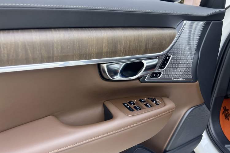 Used Volvo V90 2021 Cross Country B5 AWD Prestige Edition Interior 8