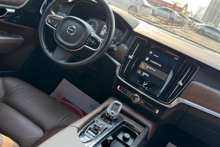 Used Volvo V90 2021 Cross Country B5 AWD Smart Range Edition Interior 8