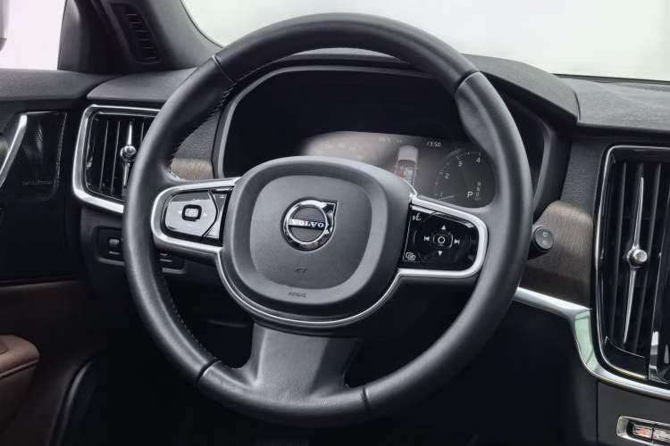 Used Volvo V90 2021 Cross Country B5 AWD Smart Range Edition Interior 8