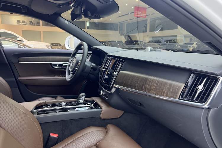 Used Volvo V90 2021 Cross Country B5 AWD Prestige Edition Interior 9