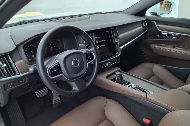 Used Volvo V90 2021 Cross Country B5 AWD Smart Range Edition Interior 9