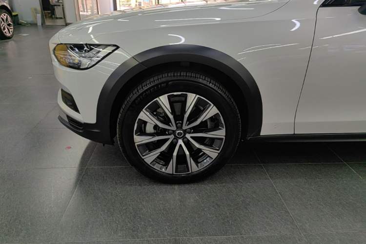 Used Volvo V90 2021 Cross Country B5 AWD Smart Range Edition Left Front Wheel Hub
