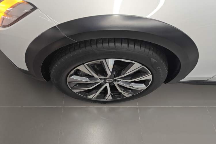Used Volvo V90 2021 Cross Country B5 AWD Smart Range Edition Left Front Wheel Hub