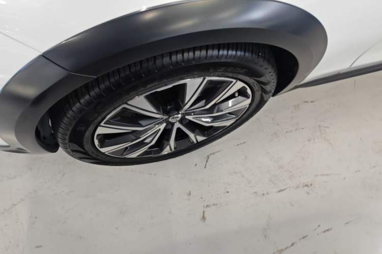 Used Volvo V90 2021 Cross Country B5 AWD Smart Range Edition Left Front Wheel Hub