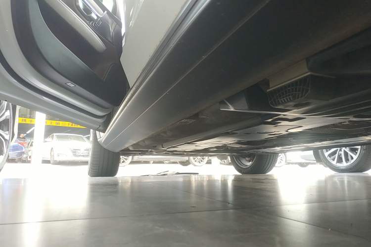 Used Volvo V90 2021 Cross Country B5 AWD Smart Range Edition Left Side Sill