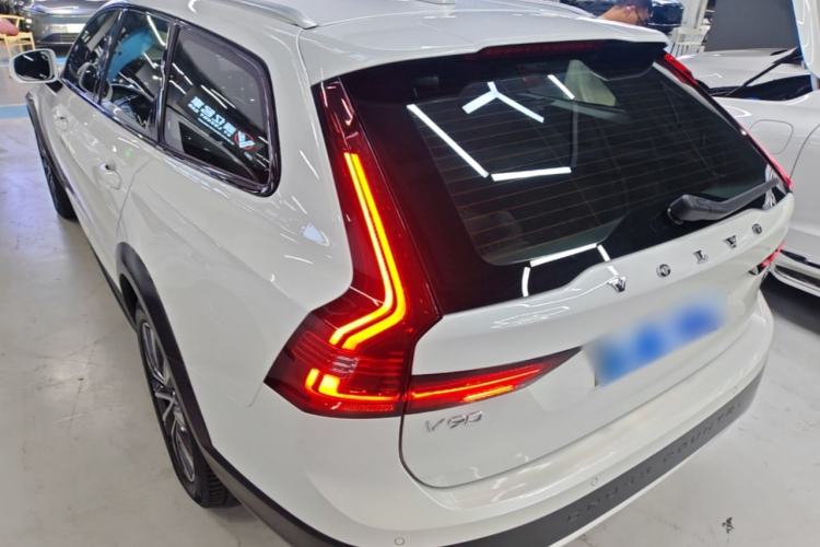 Used Volvo V90 2021 Cross Country B5 AWD Smart Range Edition Rear Left 45 Deg