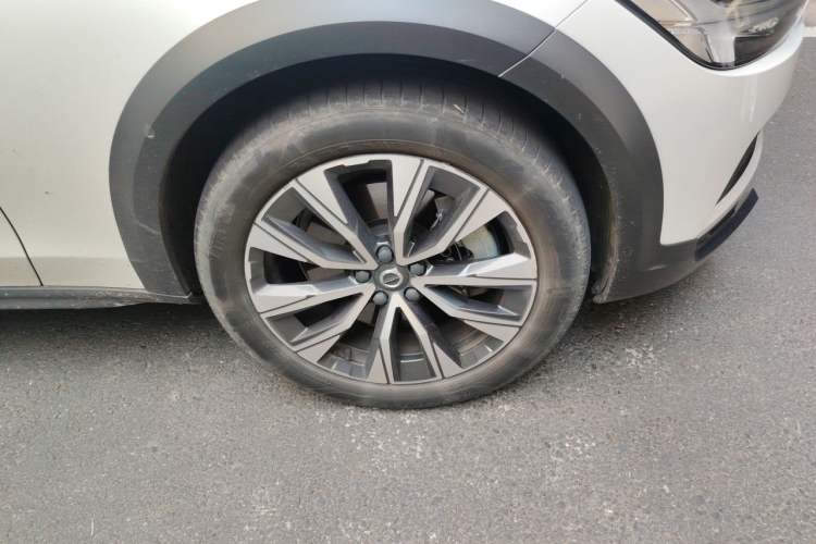 Used Volvo V90 2021 Cross Country B5 AWD Smart Range Edition Right Front Wheel Hub