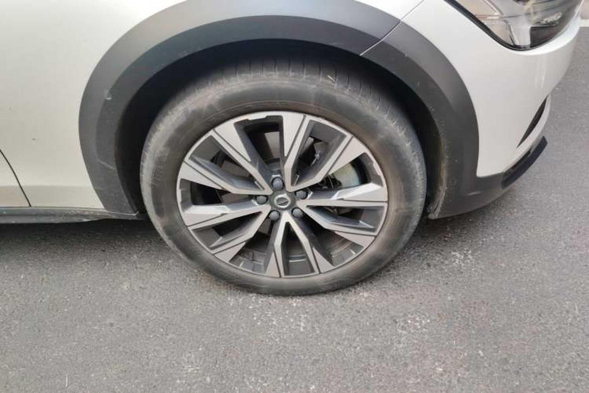 Used Volvo V90 2021 Cross Country B5 AWD Smart Range Edition Right Front Wheel Hub
