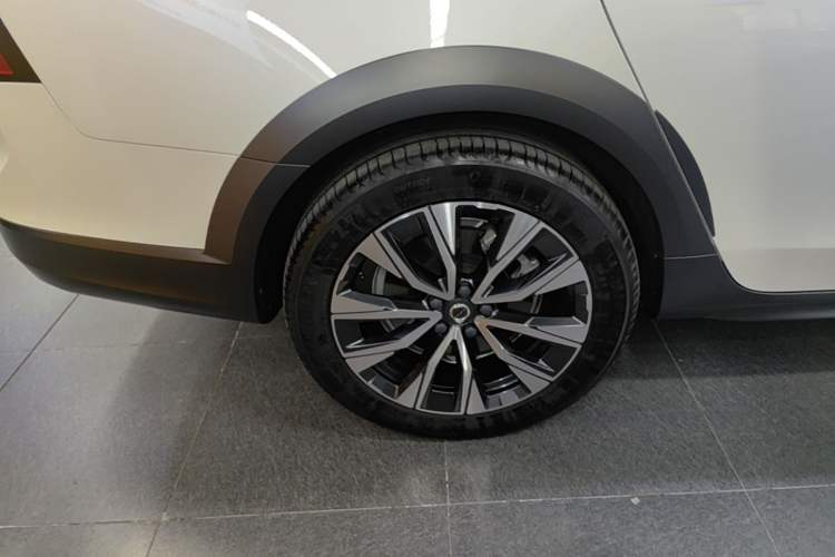 Used Volvo V90 2021 Cross Country B5 AWD Smart Range Edition Right Rear Wheel Hub