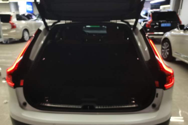 Used Volvo V90 2021 Cross Country B5 AWD Smart Range Edition Trunk