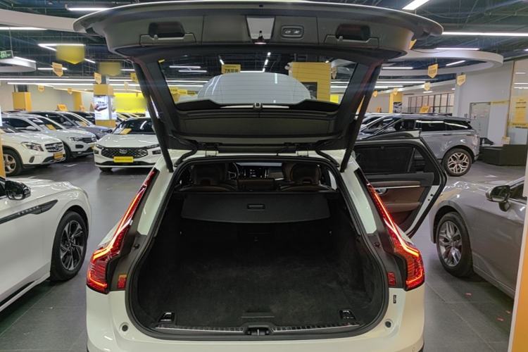 Used Volvo V90 2021 Cross Country B5 AWD Smart Range Edition Trunk