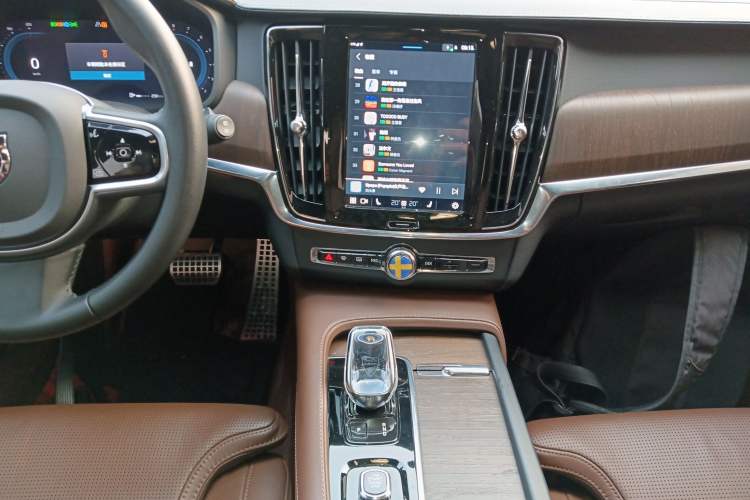 Used Volvo V90 2022 Cross Country B5 AWD Prestige Edition Audio And AC Panel