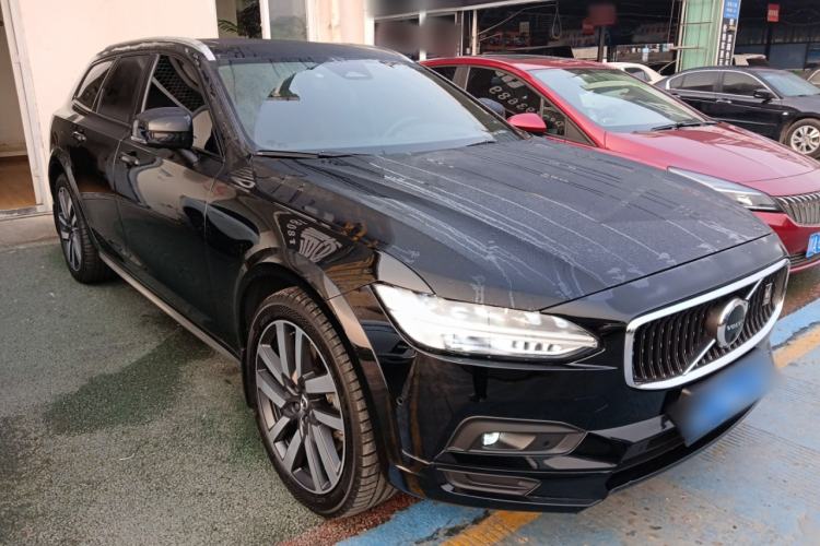 Used Volvo V90 2022 Cross Country B5 AWD Prestige Edition Front Right 45 Deg