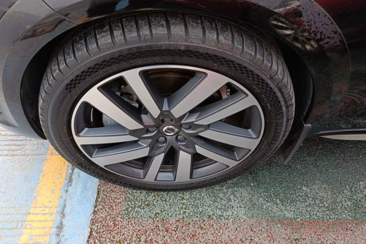 Used Volvo V90 2022 Cross Country B5 AWD Prestige Edition Left Front Wheel Hub