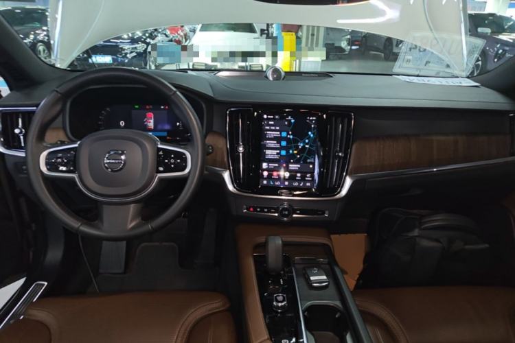 Used Volvo V90 2022 Cross Country B5 AWD Prestige Edition Center Console