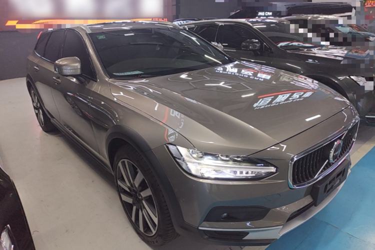 Used Volvo V90 2022 Cross Country B5 AWD Prestige Edition Front Right 45 Deg