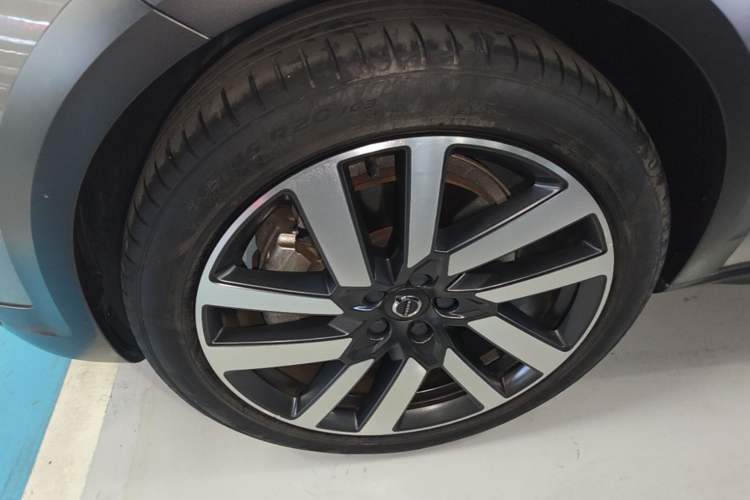 Used Volvo V90 2022 Cross Country B5 AWD Prestige Edition Left Front Wheel Hub