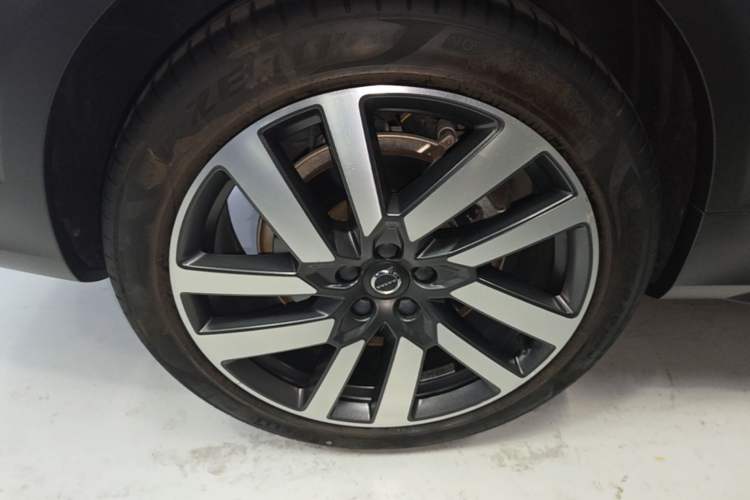 Used Volvo V90 2022 Cross Country B5 AWD Prestige Edition Right Rear Wheel Hub