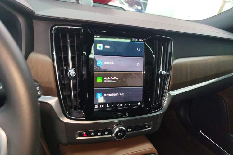 Used Volvo V90 2022 Cross Country B5 AWD Prestige Edition Audio And AC Panel