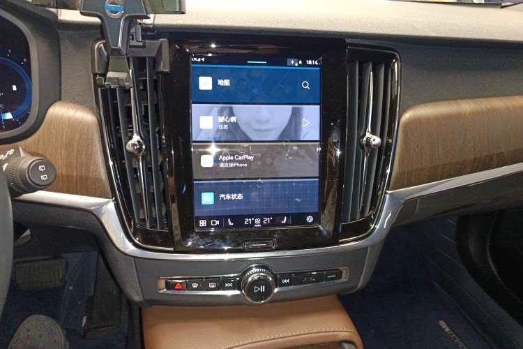Used Volvo V90 2022 Cross Country B5 AWD Smart Range Edition Audio And AC Panel