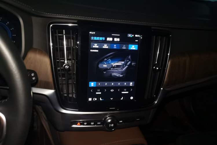 Used Volvo V90 2022 Cross Country B5 AWD Prestige Edition Audio And AC Panel