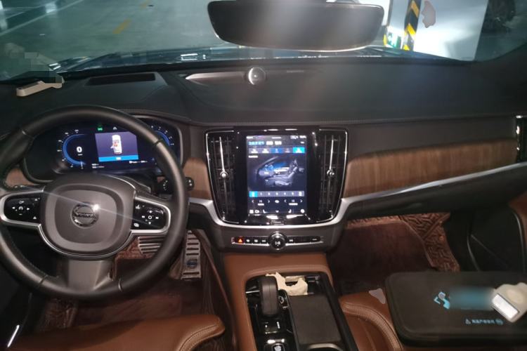 Used Volvo V90 2022 Cross Country B5 AWD Prestige Edition Center Console