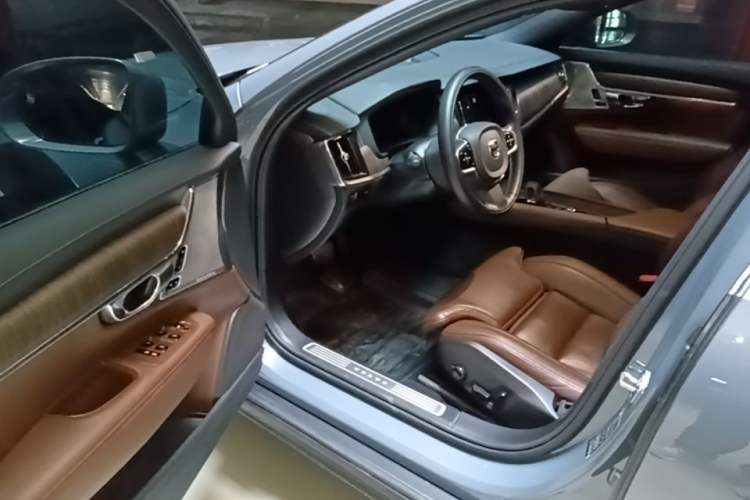 Used Volvo V90 2022 Cross Country B5 AWD Prestige Edition Driver Seat
