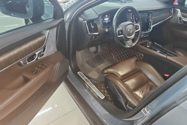 Used Volvo V90 2022 Cross Country B5 AWD Prestige Edition Driver Seat