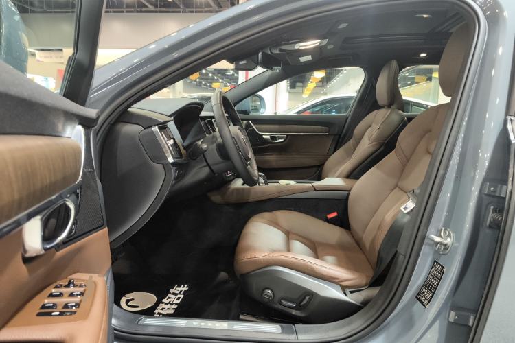 Used Volvo V90 2022 Cross Country B5 AWD Smart Range Edition Driver Seat