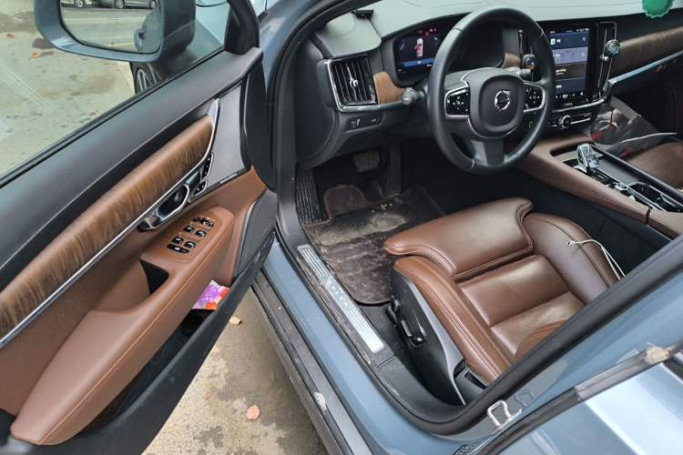 Used Volvo V90 2022 Cross Country B5 AWD Prestige Edition Driver Seat