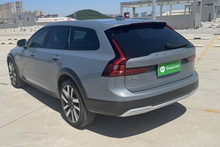 Used Volvo V90 2022 Cross Country B5 AWD Prestige Edition Exterior 2