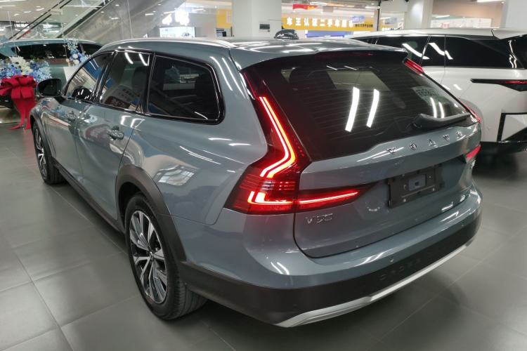 Used Volvo V90 2022 Cross Country B5 AWD Smart Range Edition Exterior 2