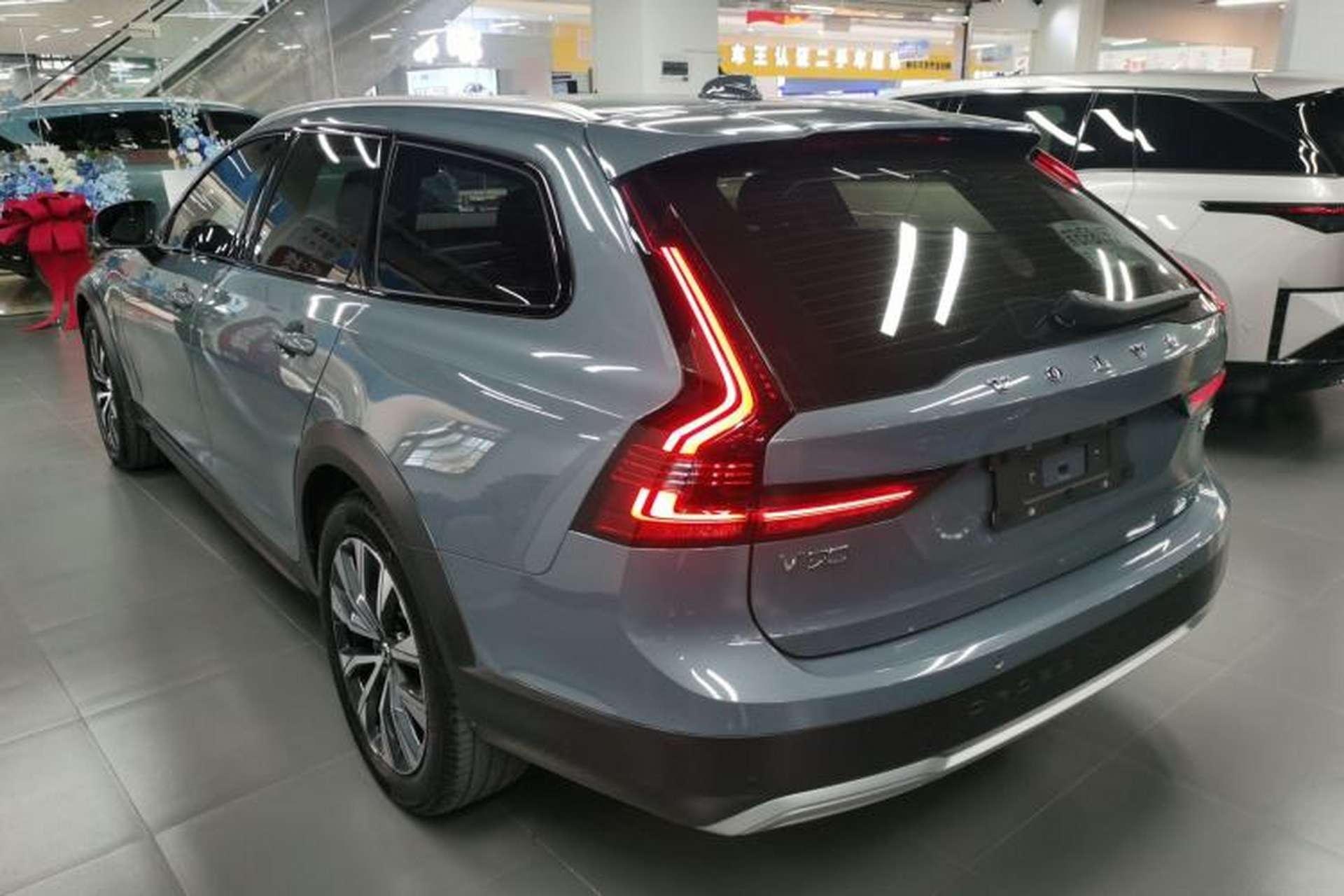 Used Volvo V90 2022 Cross Country B5 AWD Smart Range Edition Exterior 2