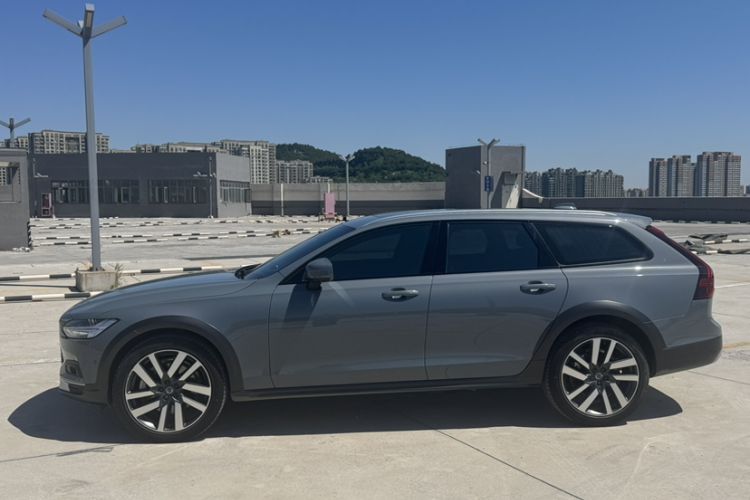 Used Volvo V90 2022 Cross Country B5 AWD Prestige Edition Exterior 5