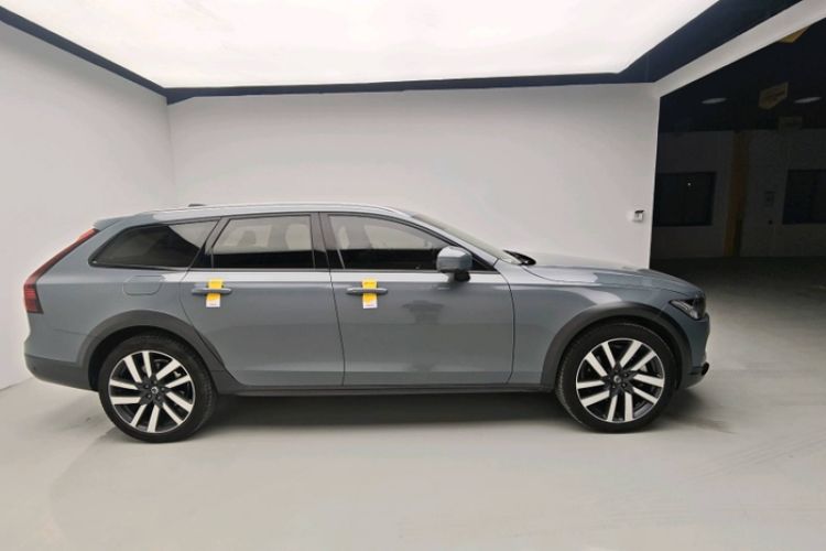 Used Volvo V90 2022 Cross Country B5 AWD Prestige Edition Exterior 7