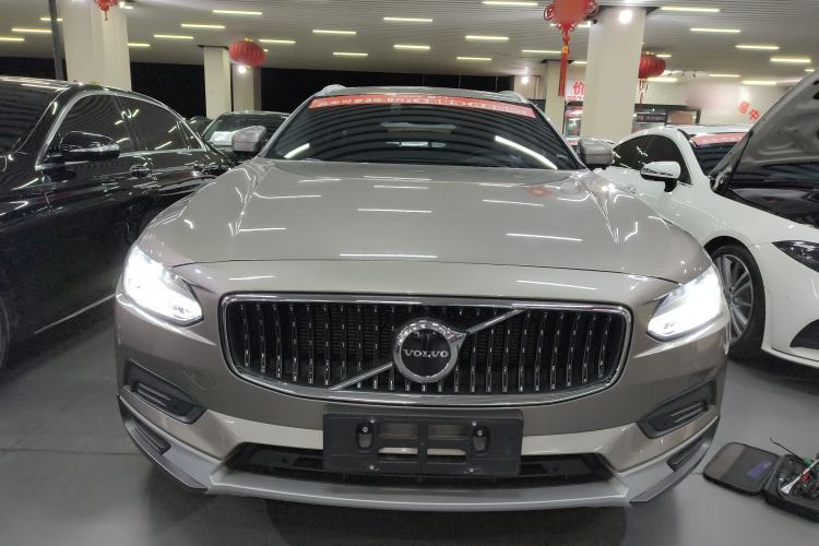 Used Volvo V90 2022 Cross Country B5 AWD Smart Range Edition Front