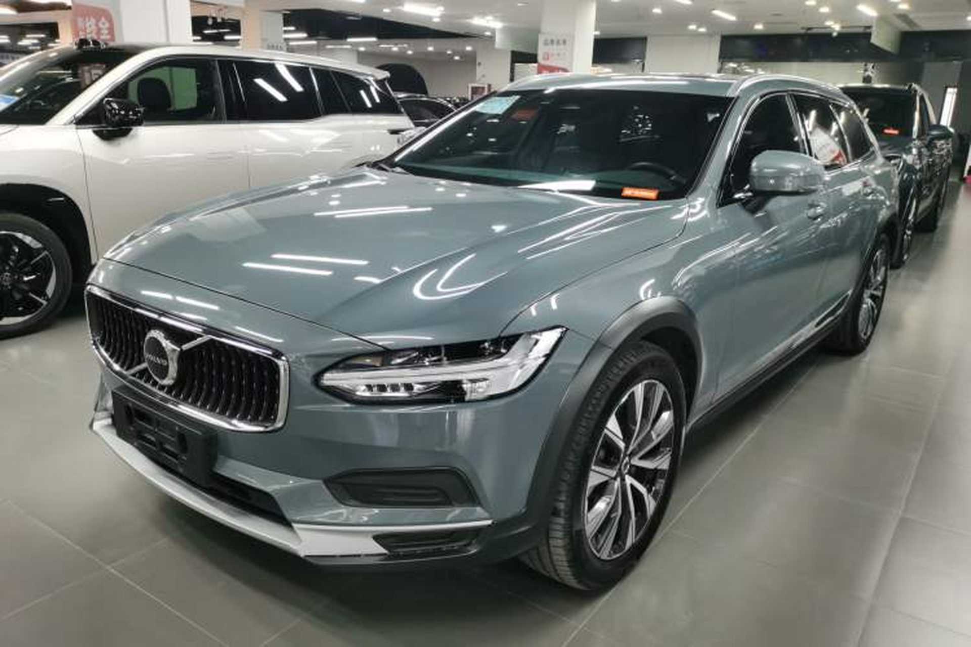 Used Volvo V90 2022 Cross Country B5 AWD Smart Range Edition Front Left 45 Deg