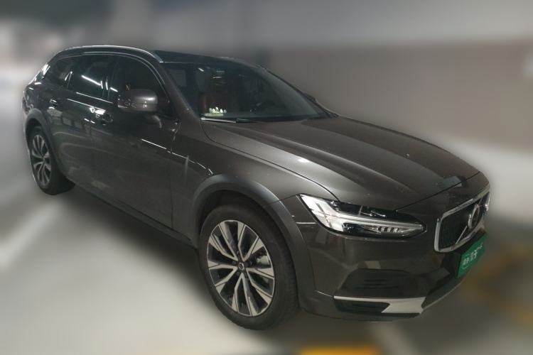 Used Volvo V90 2022 Cross Country B5 AWD Smart Range Edition Front Right 45 Deg