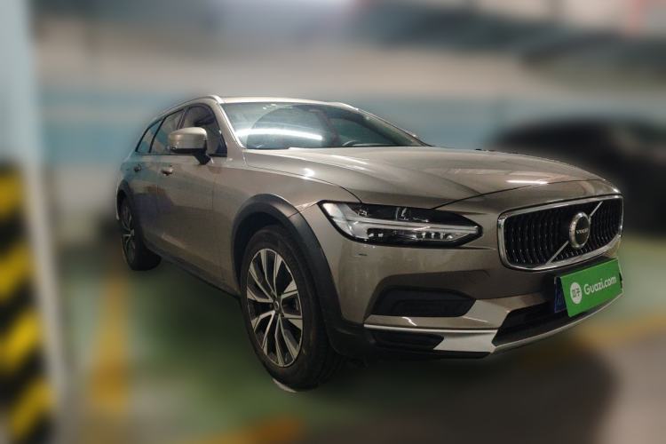 Used Volvo V90 2022 Cross Country B5 AWD Smart Range Edition Front Right 45 Deg