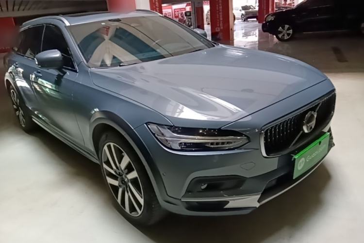 Used Volvo V90 2022 Cross Country B5 AWD Prestige Edition Front Right 45 Deg