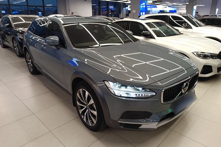 Used Volvo V90 2022 Cross Country B5 AWD Smart Range Edition Front Right 45 Deg