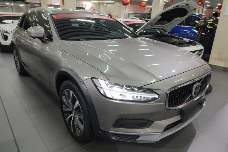 Used Volvo V90 2022 Cross Country B5 AWD Smart Range Edition Front Right 45 Deg